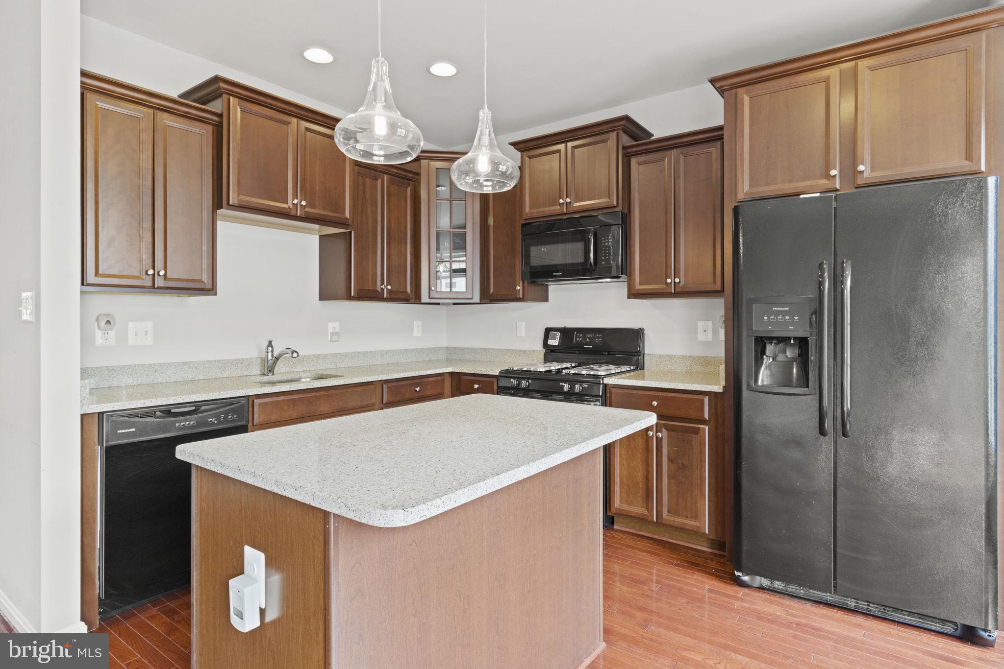 9808 Smithview Place Lanham, MD 20706 - Photo 6 of 22 Upgraded lighting throughout