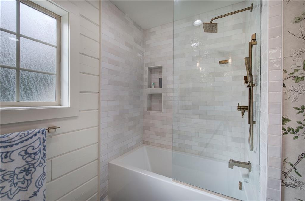 566 Old Grade Road Resaca, GA 30735 - Photo 21 of 48 a bathroom with a bathtub