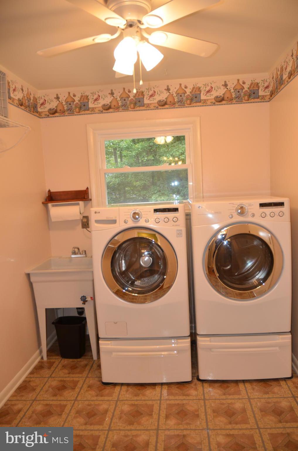 8055 Stillbrooke Road Manassas, VA 20112 - Photo 11 of 36 Laundry/Mud Room