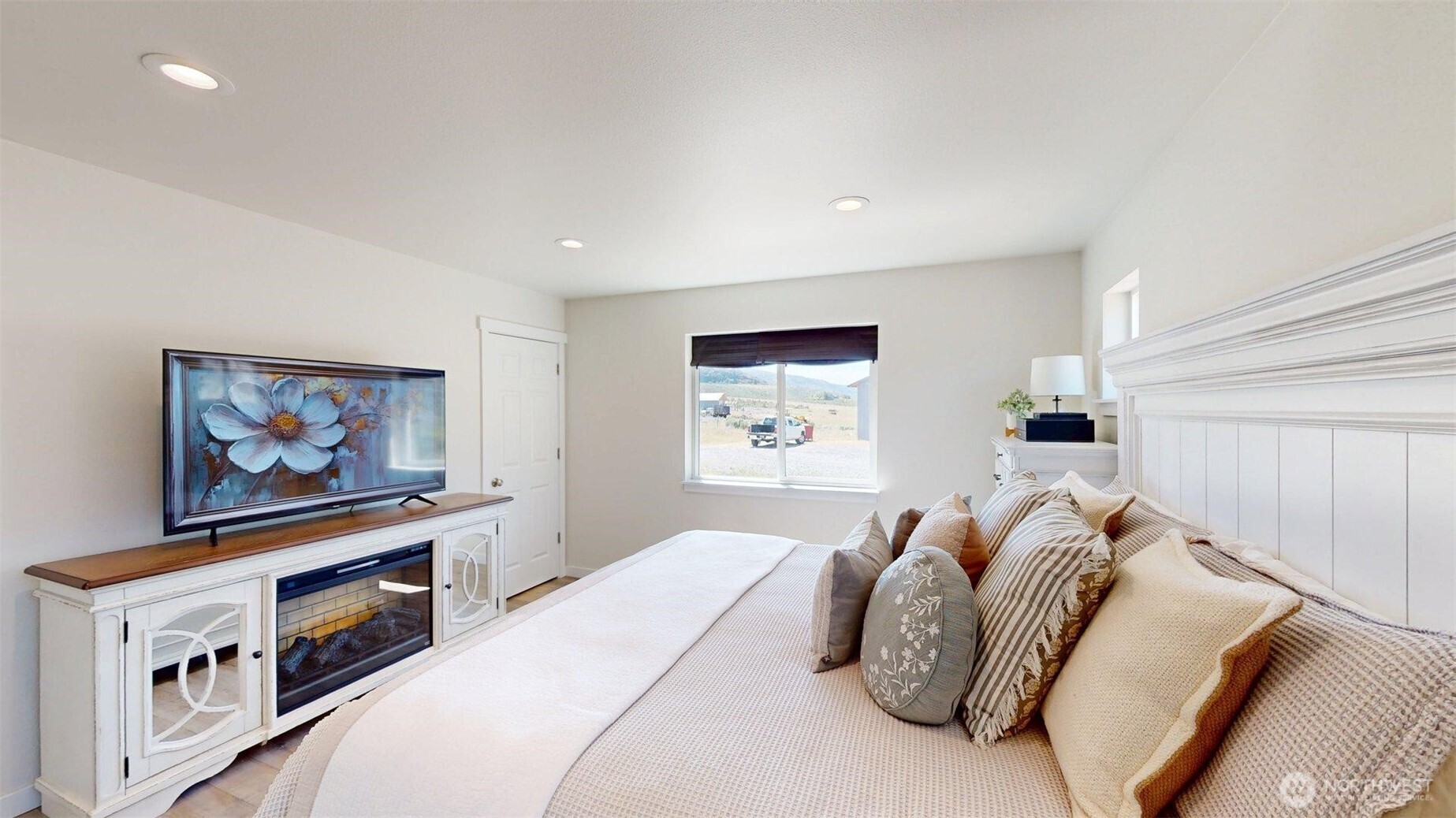 212 Hubbard Road Riverside, WA 98849 - Photo 24 of 39 a bedroom with a bed and a flat screen tv