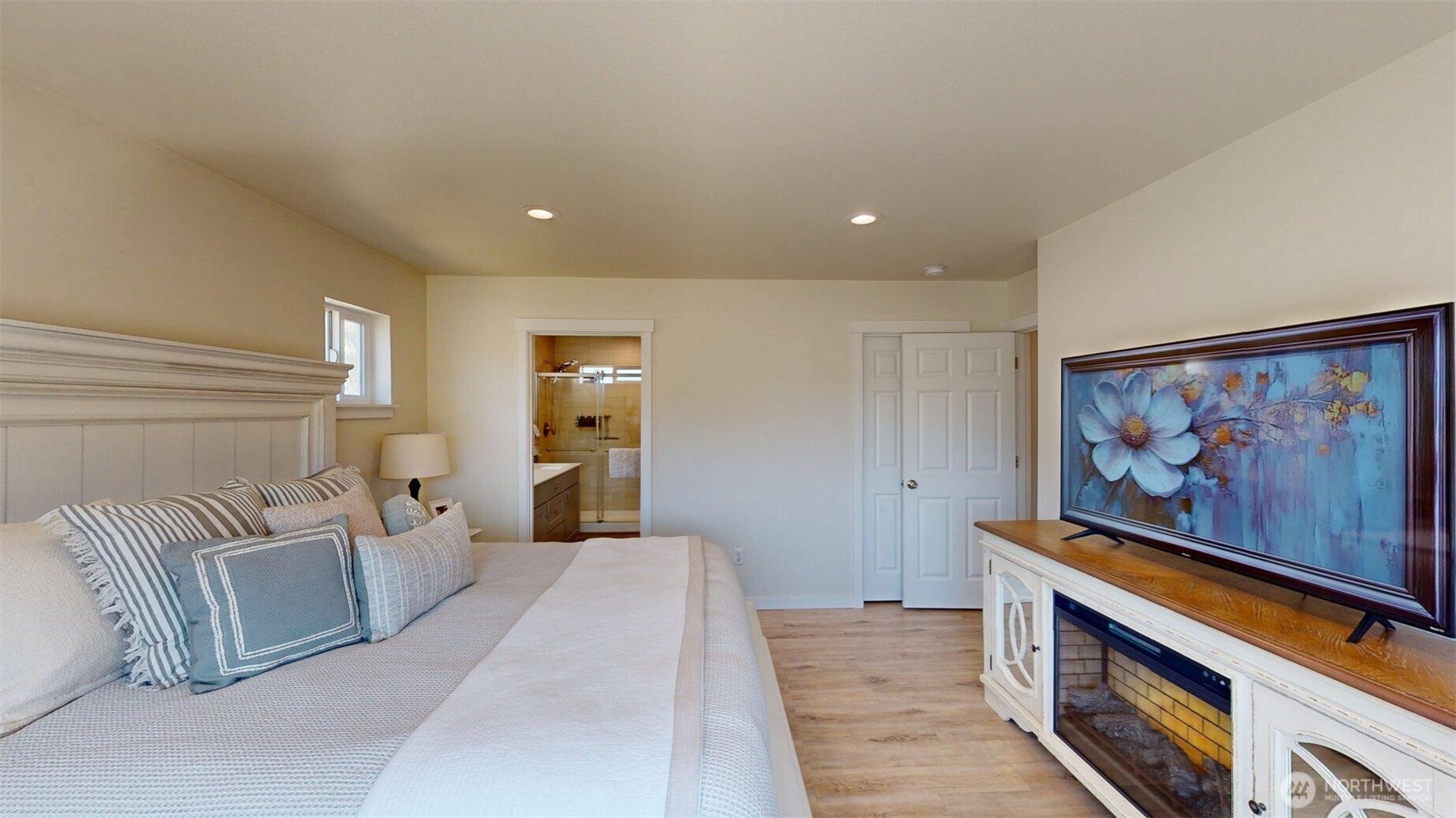 212 Hubbard Road Riverside, WA 98849 - Photo 25 of 39 a room with furniture and painting on the wall