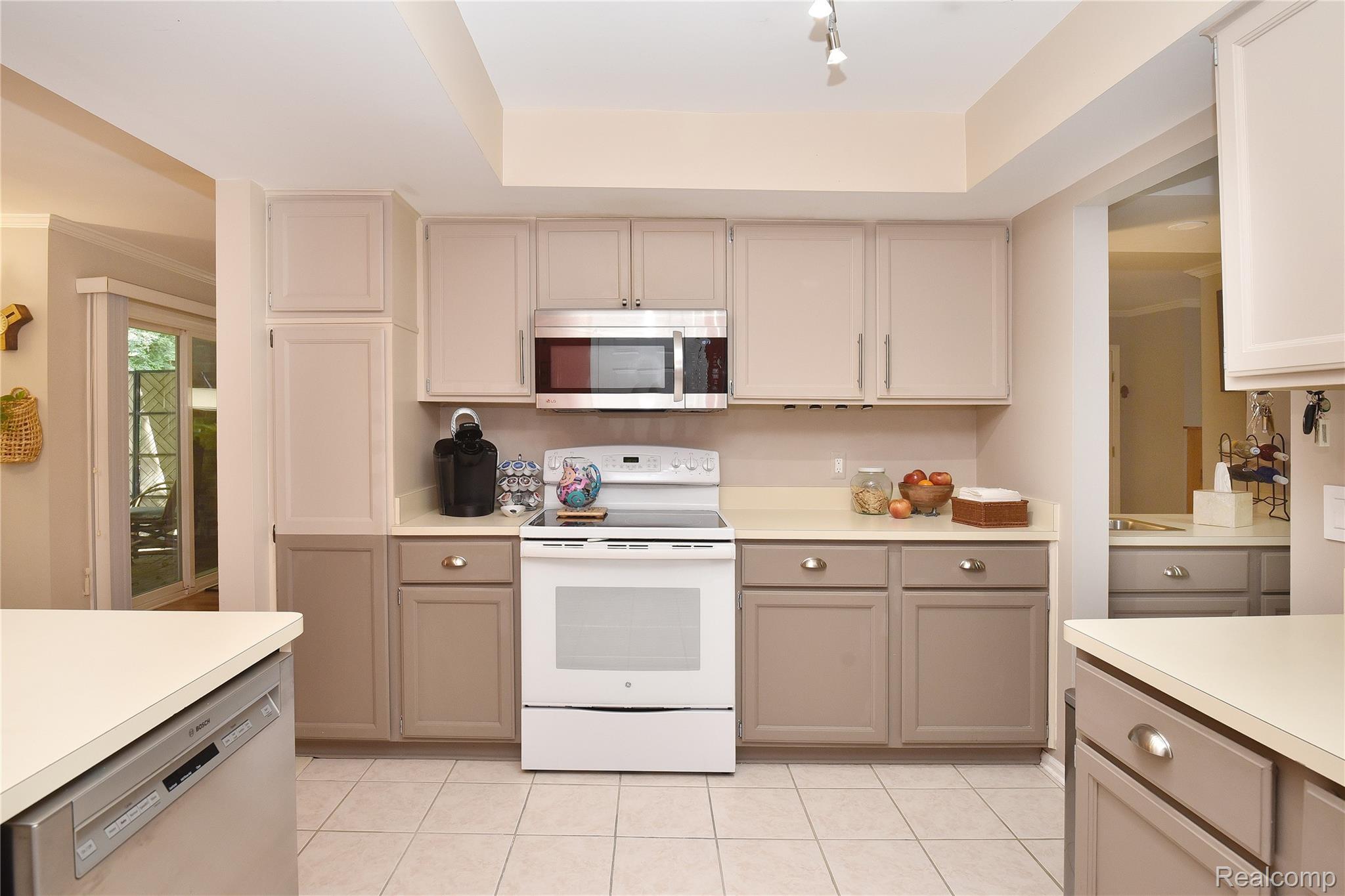 1635 Huntington Park, Unit A Rochester, MI 48309 - Photo 14 of 41 Tastefully Refreshed and Spacious