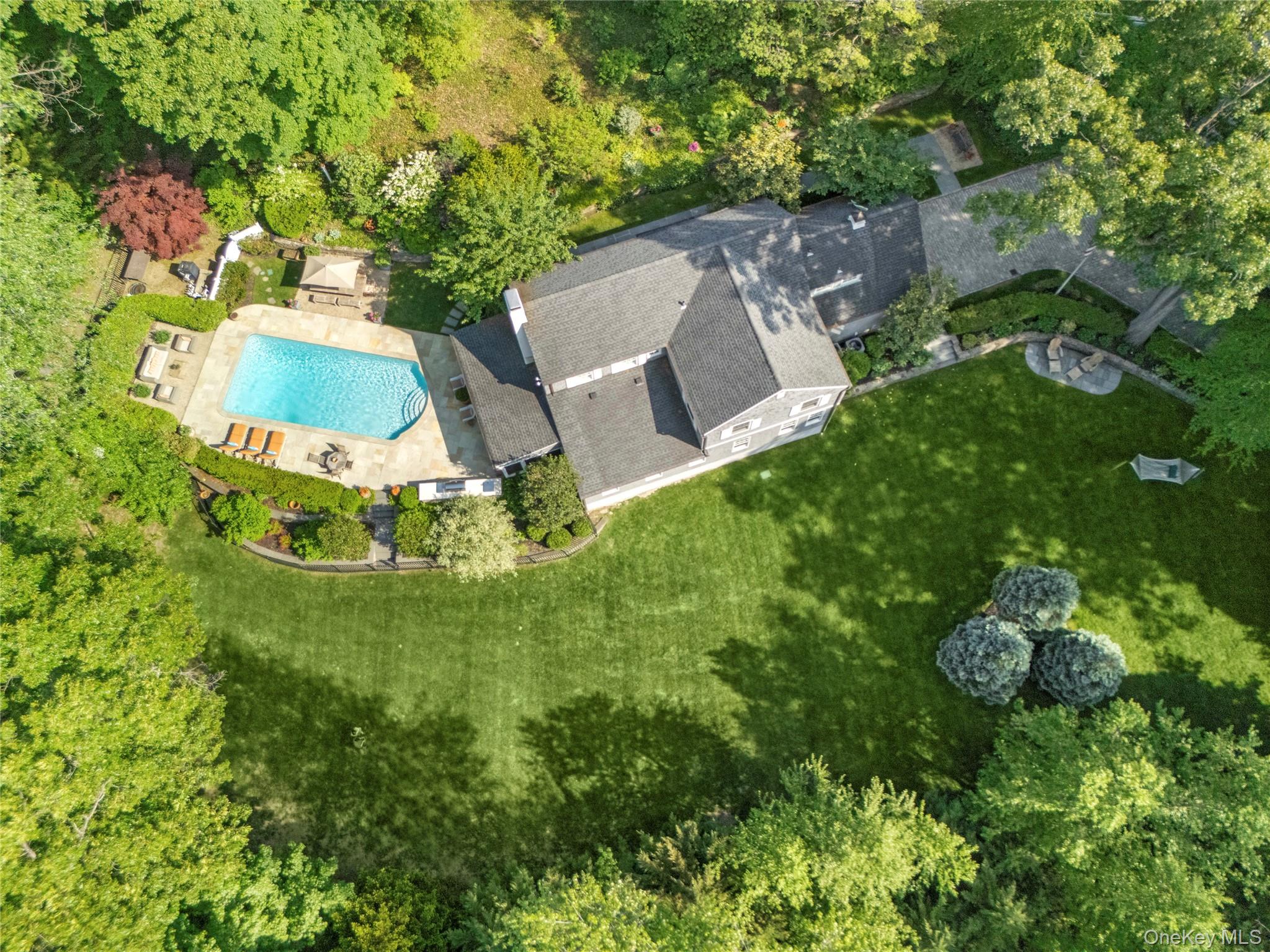 39 Barkers Point Road Sands Point, NY 11050 - Photo 3 of 37