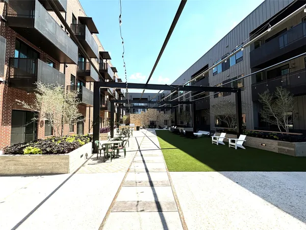 a bench is sitting in front of a building