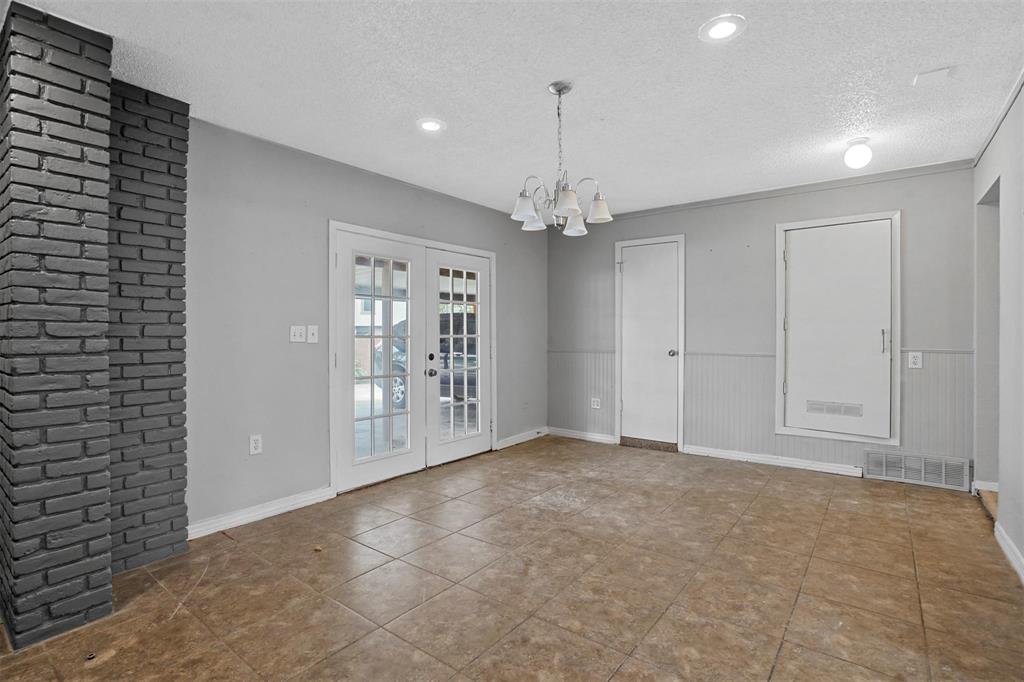 2156 Fleur De Lis Court Arlington, TX 76012 - Photo 6 of 16 a view of an empty room with a bathroom