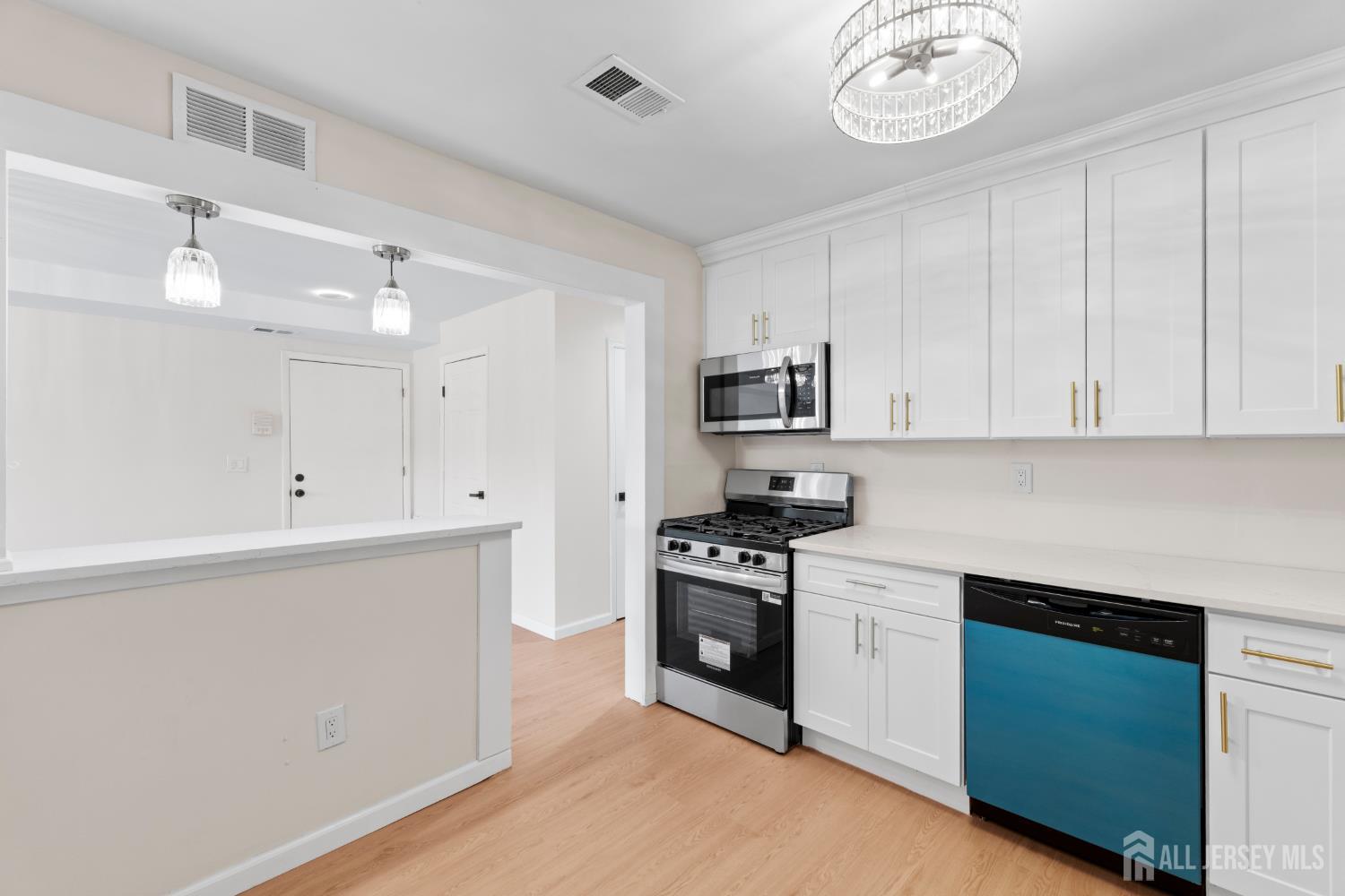 486 College Drive Edison, NJ 08817 - Photo 7 of 19