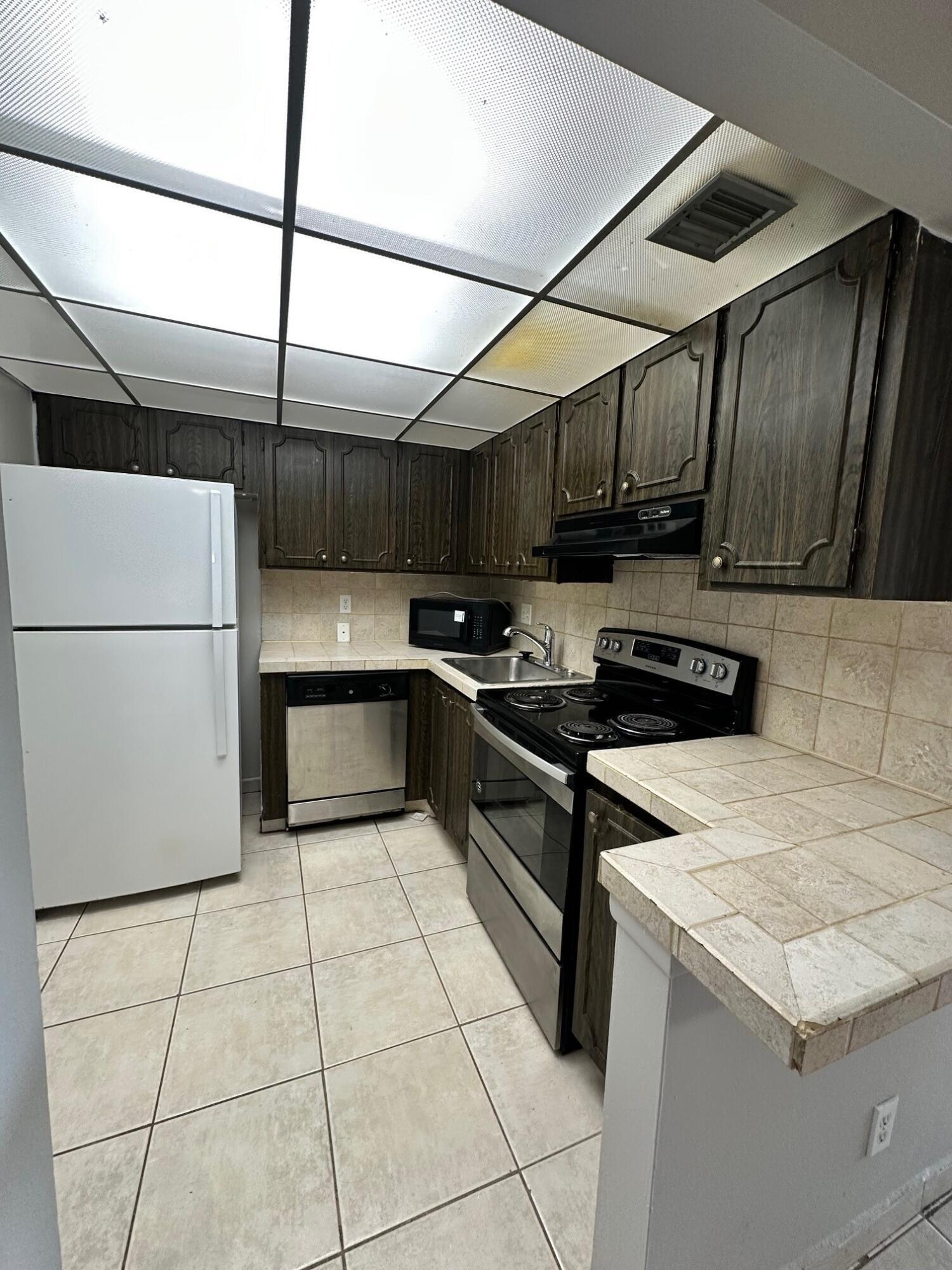 460 Northwest 20th Street, Unit 3040 Boca Raton, FL 33431 - Photo 2 of 15 kitchen