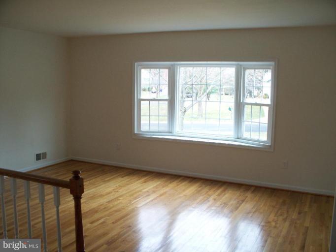 13856 Turnmore Road Silver Spring, MD 20906 - Photo 6 of 18 Living Room