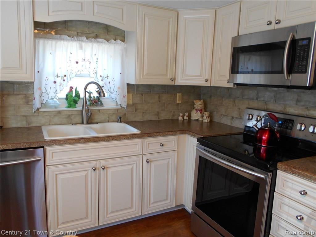 3210 Lexington Road Waterford, MI 48328 - Photo 8 of 39 Glass tile Backsplash, All appliances stay.