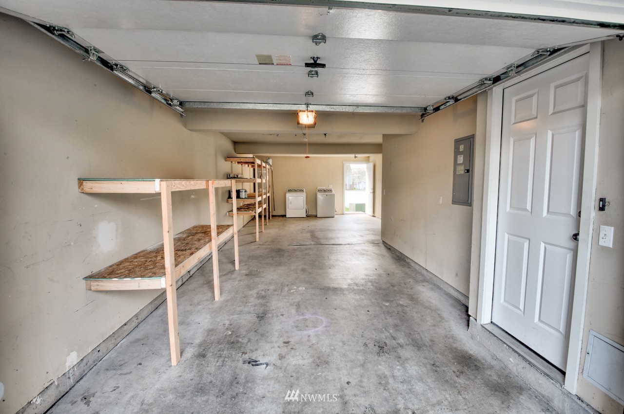 5305 Military Road East, Unit G Tacoma, WA 98446 - Photo 20 of 22 en empty room with windows and ceiling fan