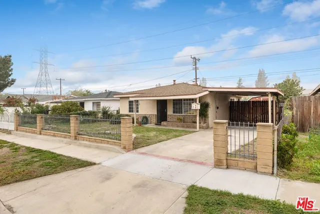 a view of a house with backyard and porch