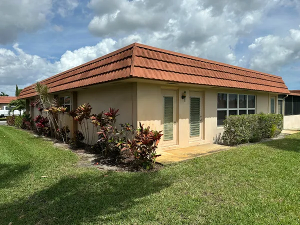 a front view of house with yard