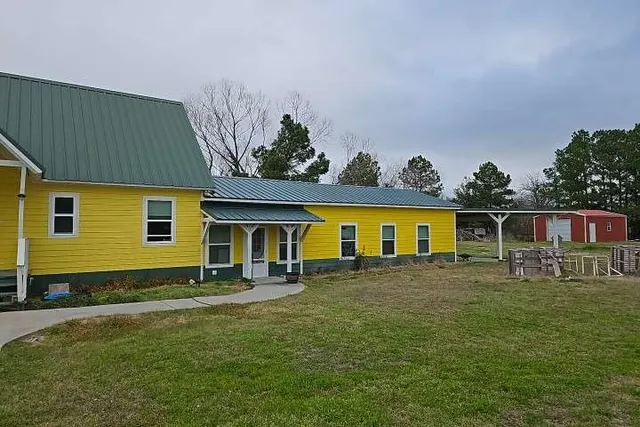 a view of a yard in front of a house