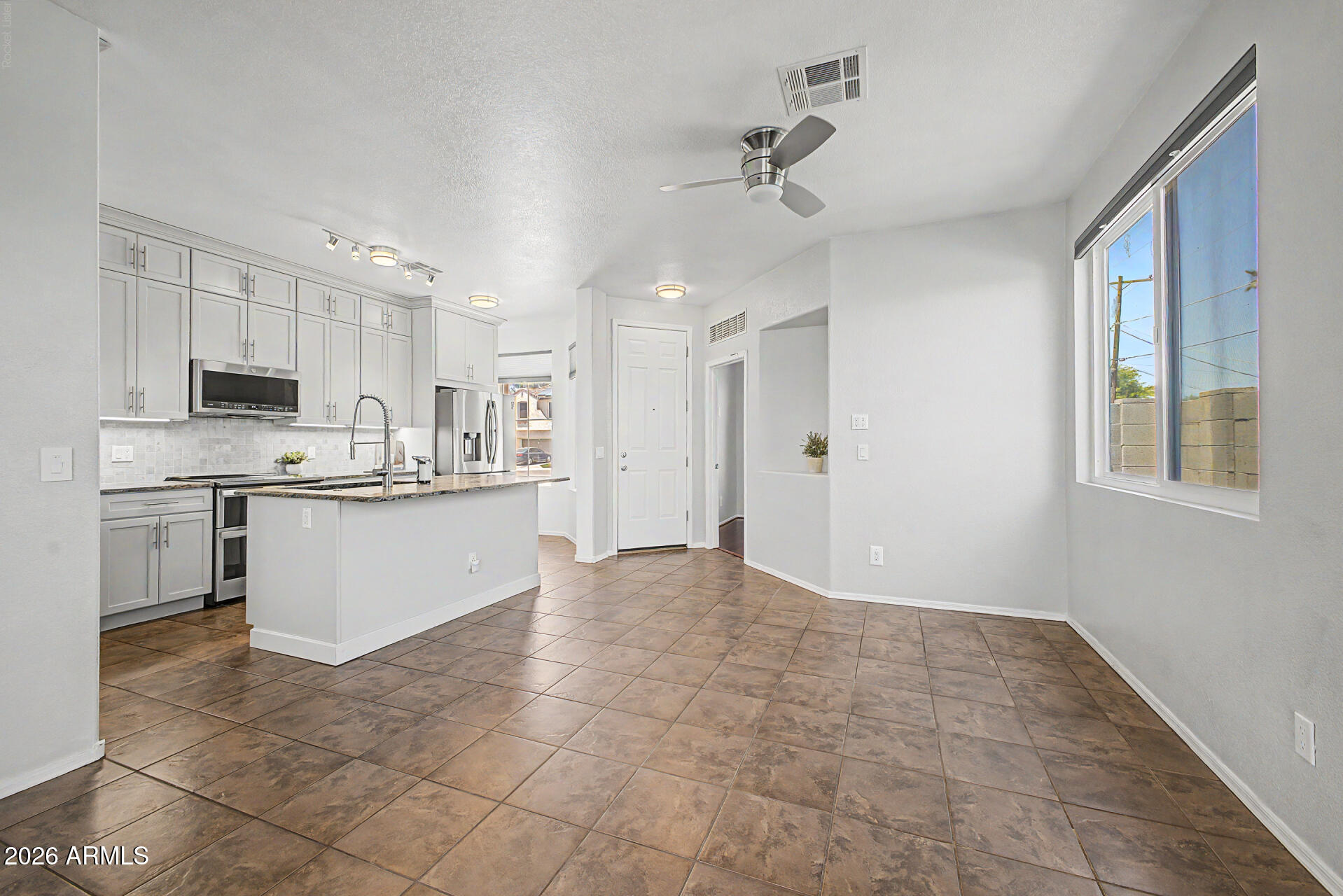 1225 Grenadine Road Phoenix, AZ 85040 - Photo 8 of 36