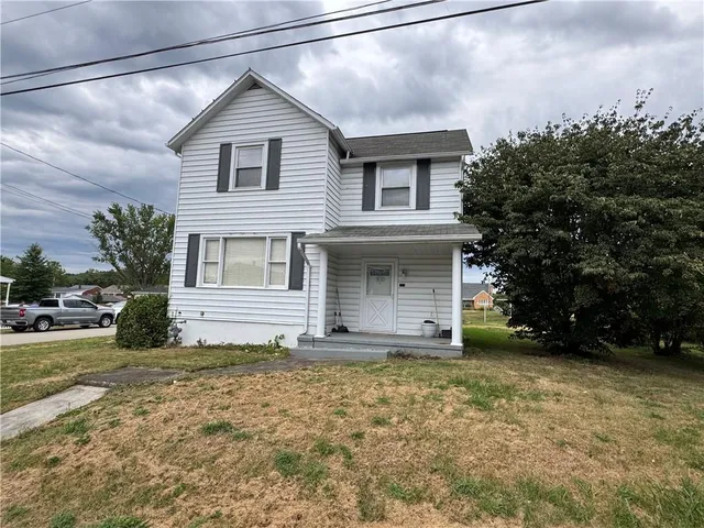 a view of a house with a yard