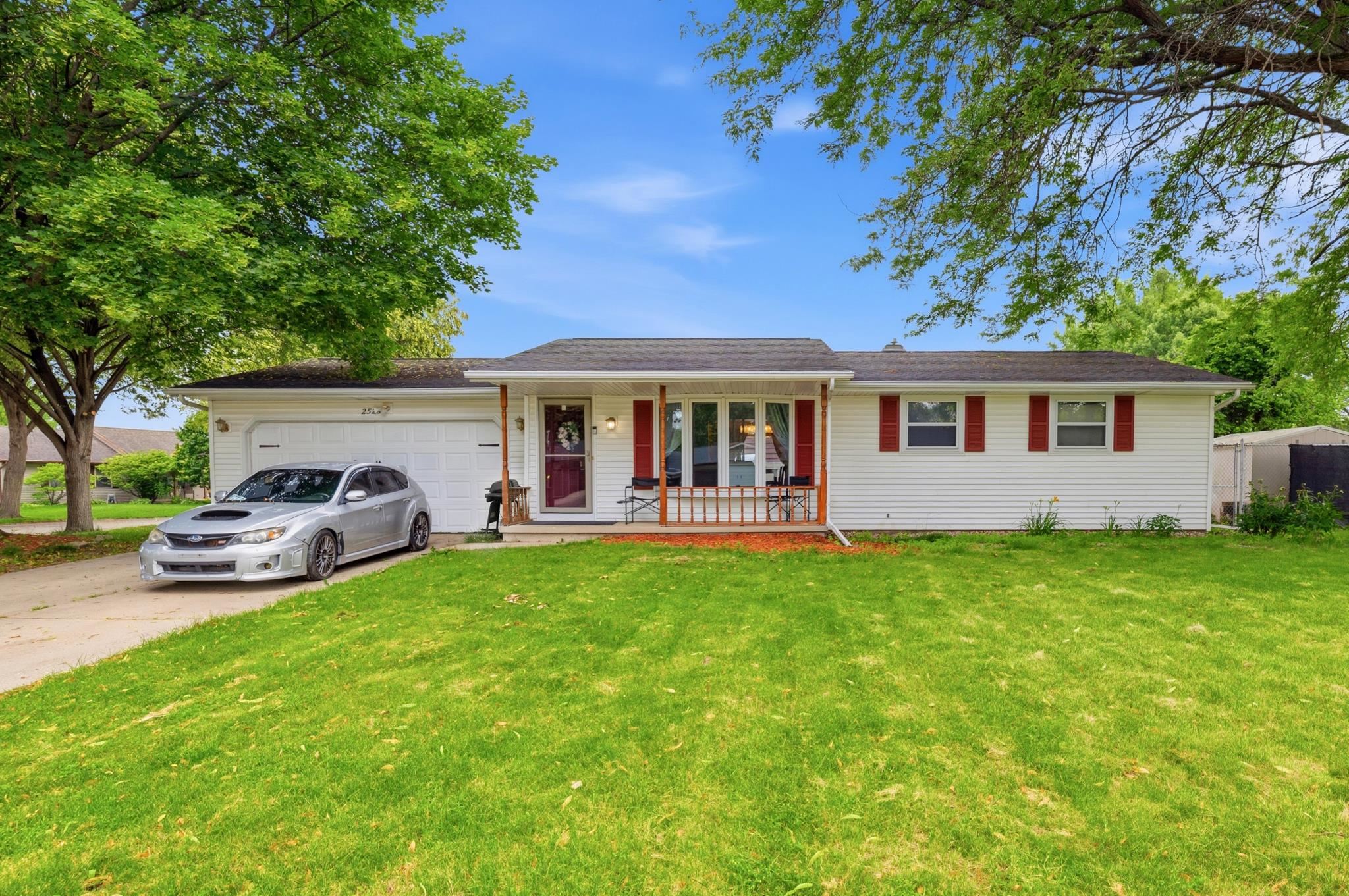 2525 Heather Road Green Bay, WI 54311 - Photo 1 of 27