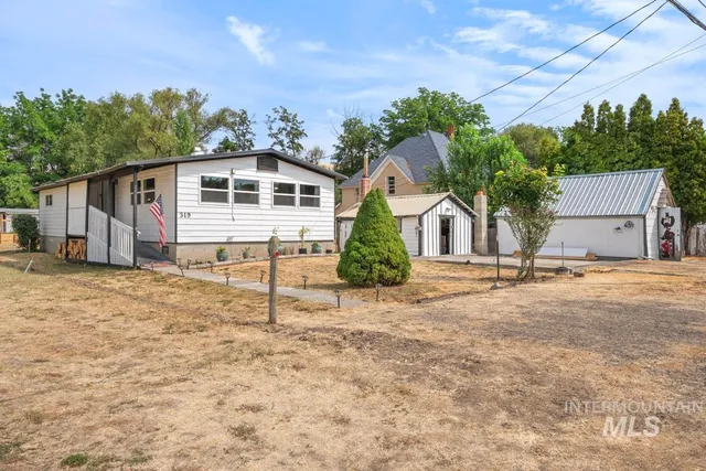 $299,950 | 319 Pataha Street, Pomeroy, WA 99347