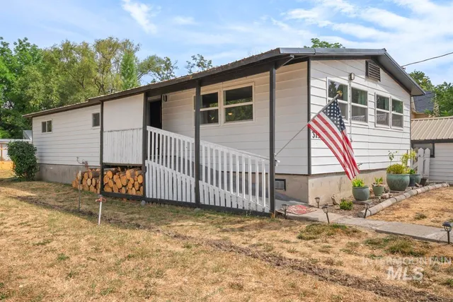 $299,950 | 319 Pataha Street, Pomeroy, WA 99347