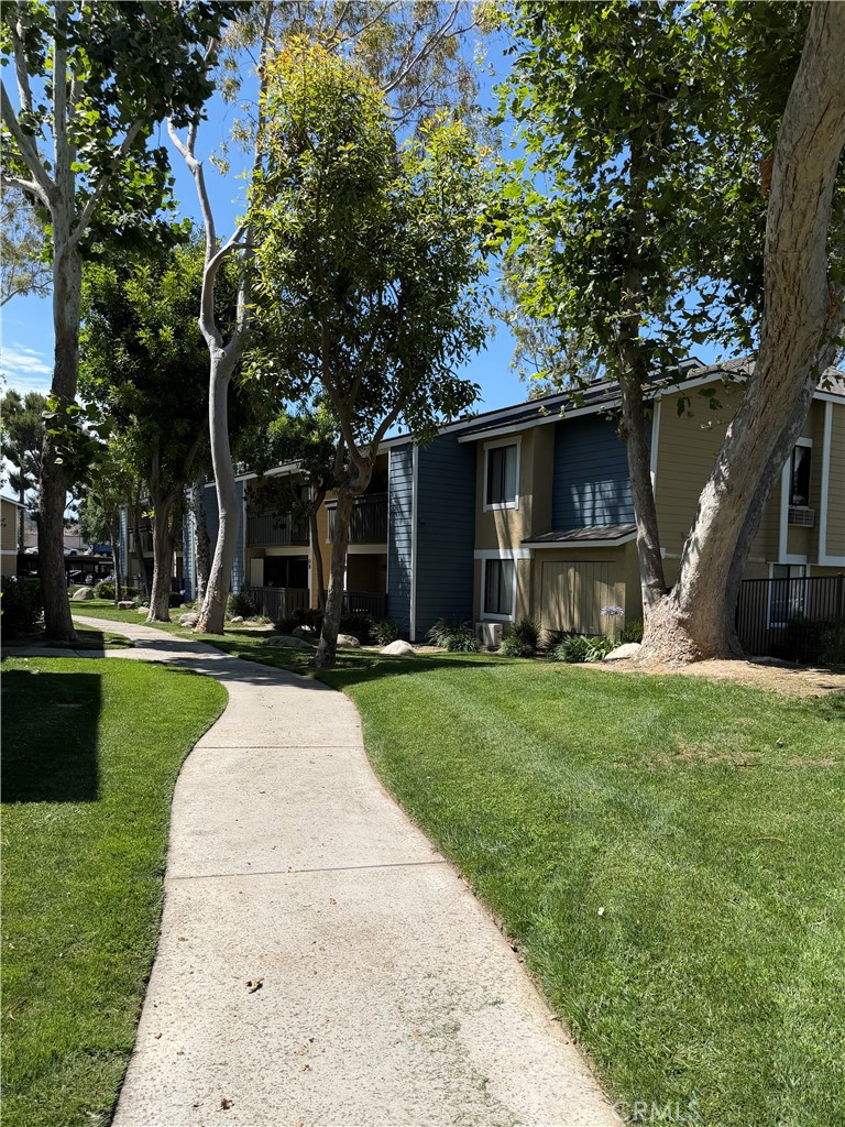 3535 Banbury Drive, Unit 178 Riverside, CA 92505 - Photo 21 of 23 Walkway