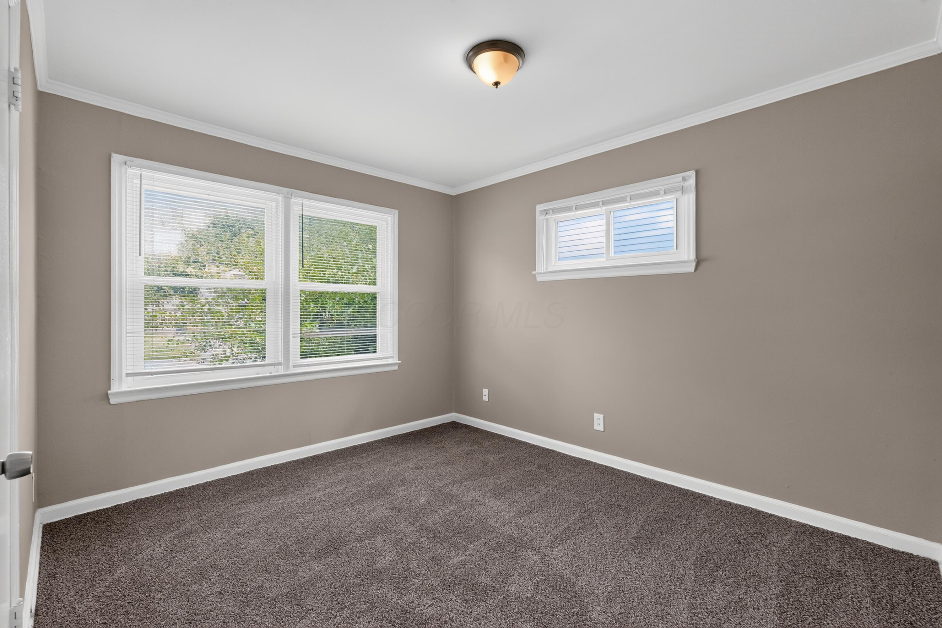 636 South Ashburton Road Columbus, OH 43213 - Photo 14 of 32 16_636_S_Ashburton_Rd-Bedroom-n-28