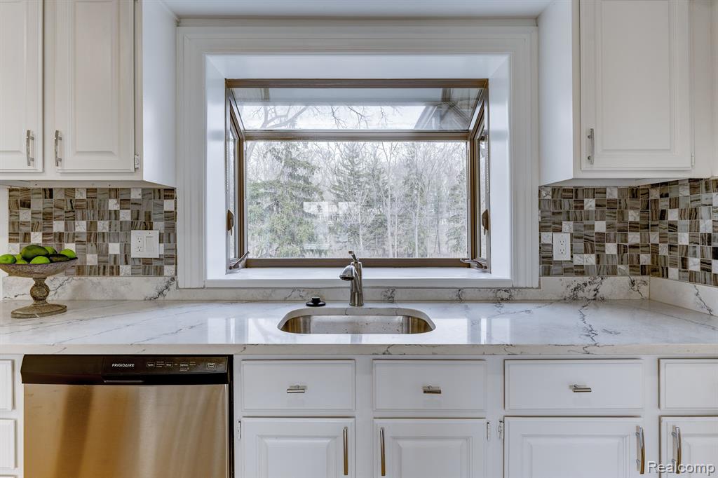 4851 Commerce Road West Bloomfield, MI 48324 - Photo 24 of 71