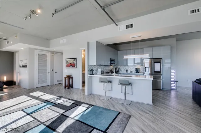 $2,977 | 353 East Bonneville Avenue, Unit 816, Las Vegas, NV 89101