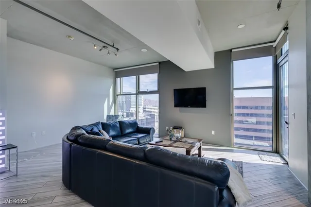 $2,977 | 353 East Bonneville Avenue, Unit 816, Las Vegas, NV 89101