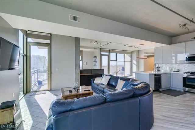 $2,977 | 353 East Bonneville Avenue, Unit 816, Las Vegas, NV 89101