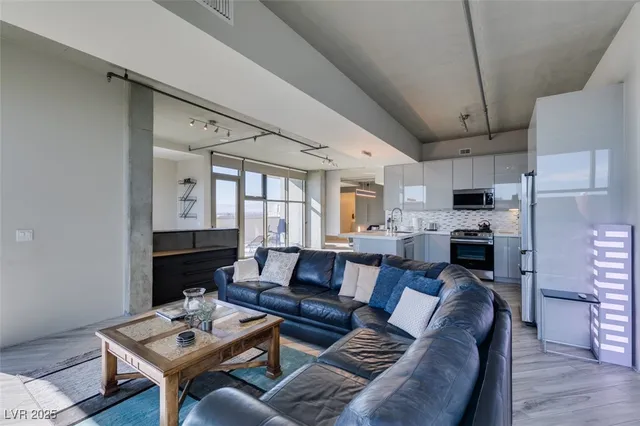 $2,977 | 353 East Bonneville Avenue, Unit 816, Las Vegas, NV 89101