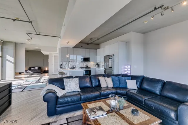 $2,977 | 353 East Bonneville Avenue, Unit 816, Las Vegas, NV 89101