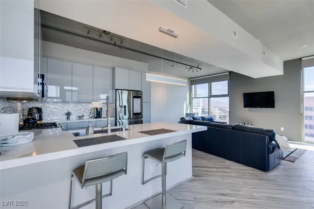 $2,977 | 353 East Bonneville Avenue, Unit 816, Las Vegas, NV 89101