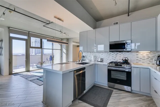 $2,977 | 353 East Bonneville Avenue, Unit 816, Las Vegas, NV 89101