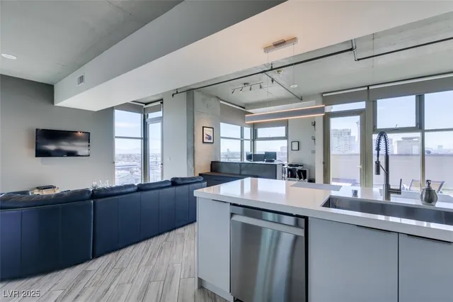 $2,977 | 353 East Bonneville Avenue, Unit 816, Las Vegas, NV 89101