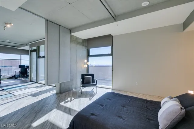 $2,977 | 353 East Bonneville Avenue, Unit 816, Las Vegas, NV 89101