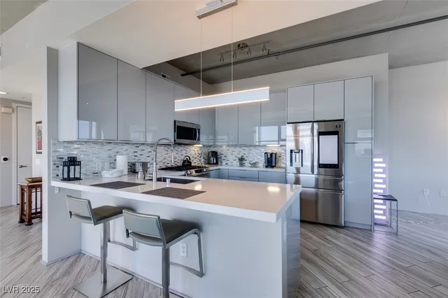 $2,977 | 353 East Bonneville Avenue, Unit 816, Las Vegas, NV 89101