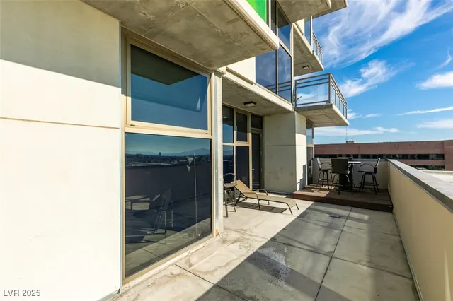$2,977 | 353 East Bonneville Avenue, Unit 816, Las Vegas, NV 89101