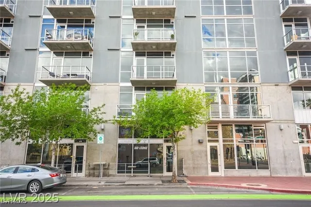 $2,977 | 353 East Bonneville Avenue, Unit 816, Las Vegas, NV 89101