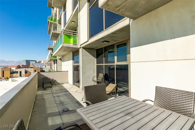 $2,977 | 353 East Bonneville Avenue, Unit 816, Las Vegas, NV 89101