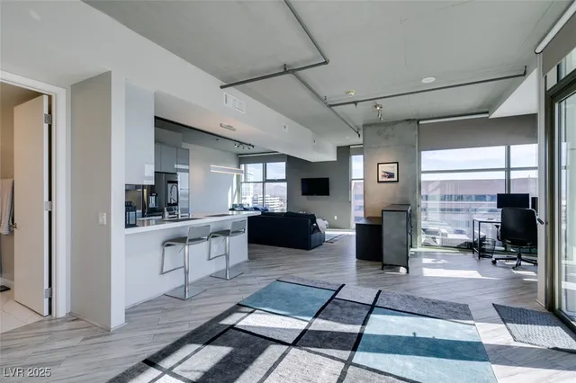 $2,977 | 353 East Bonneville Avenue, Unit 816, Las Vegas, NV 89101