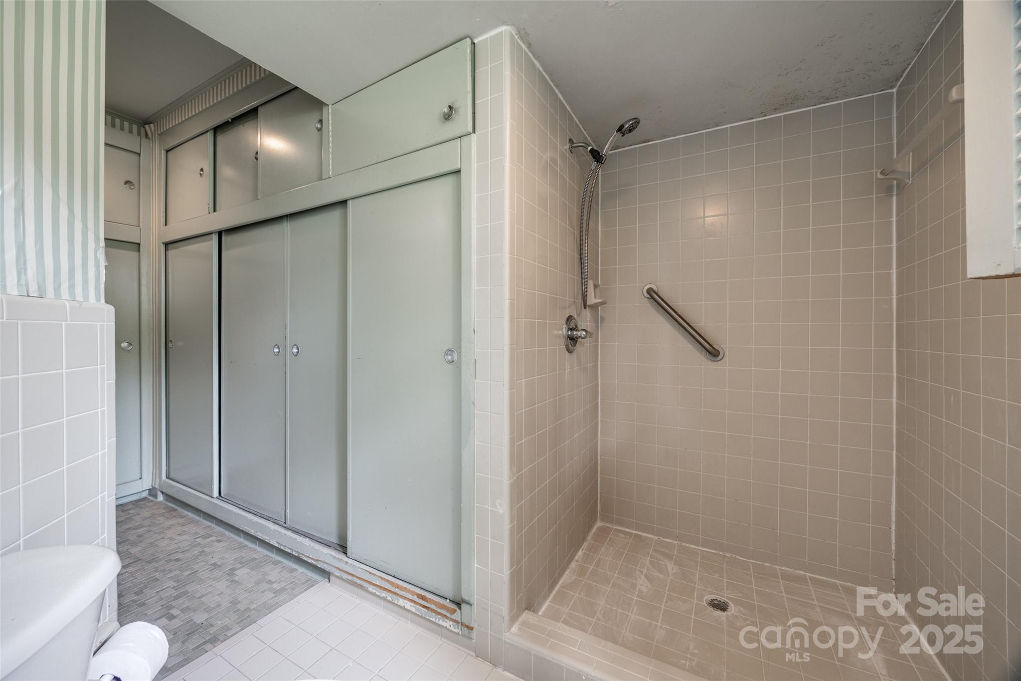 3330 Foxcroft Road Charlotte, NC 28211 - Photo 19 of 39 a bathroom with a shower and a toilet