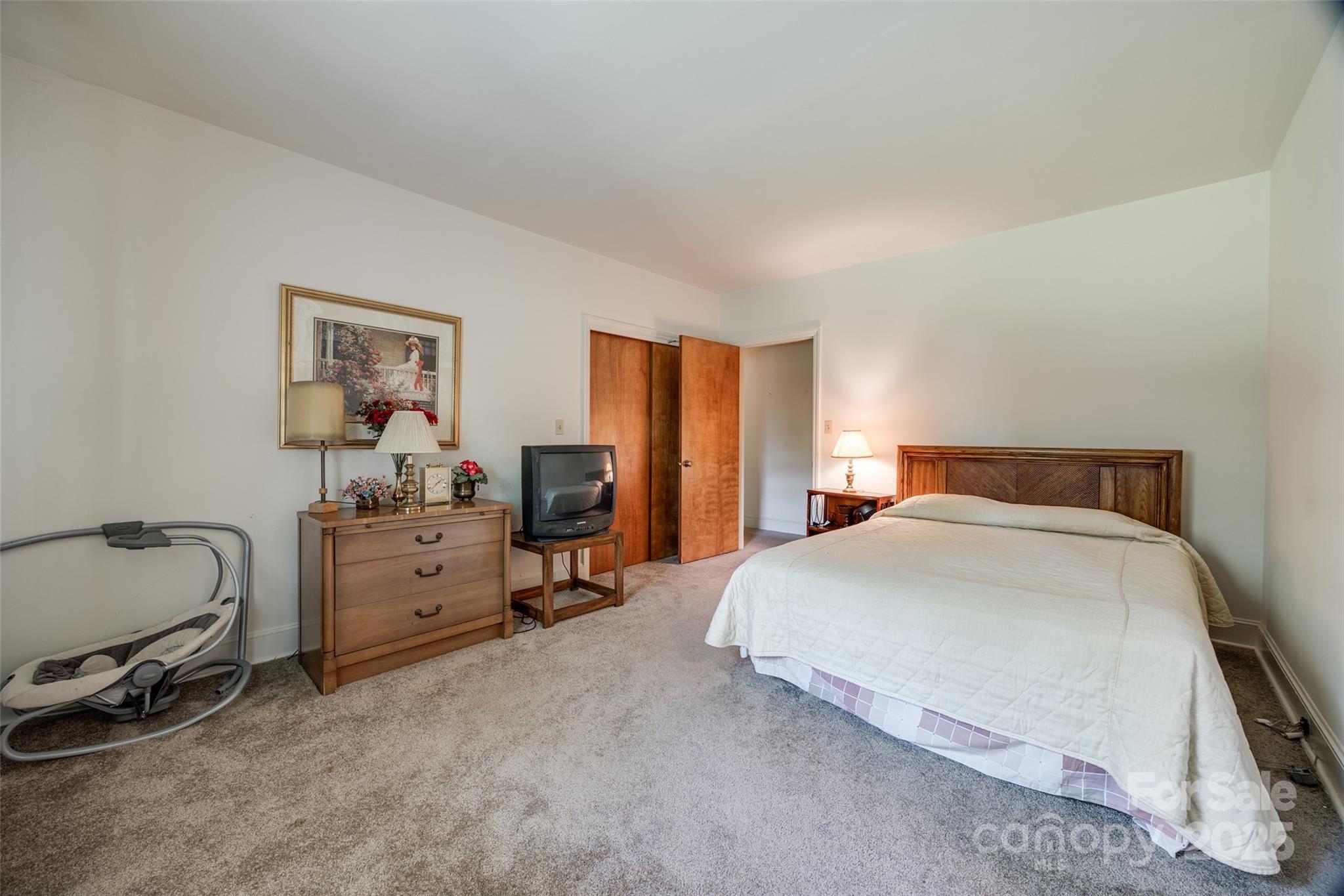 3330 Foxcroft Road Charlotte, NC 28211 - Photo 21 of 39 a bedroom with a bed and a desk