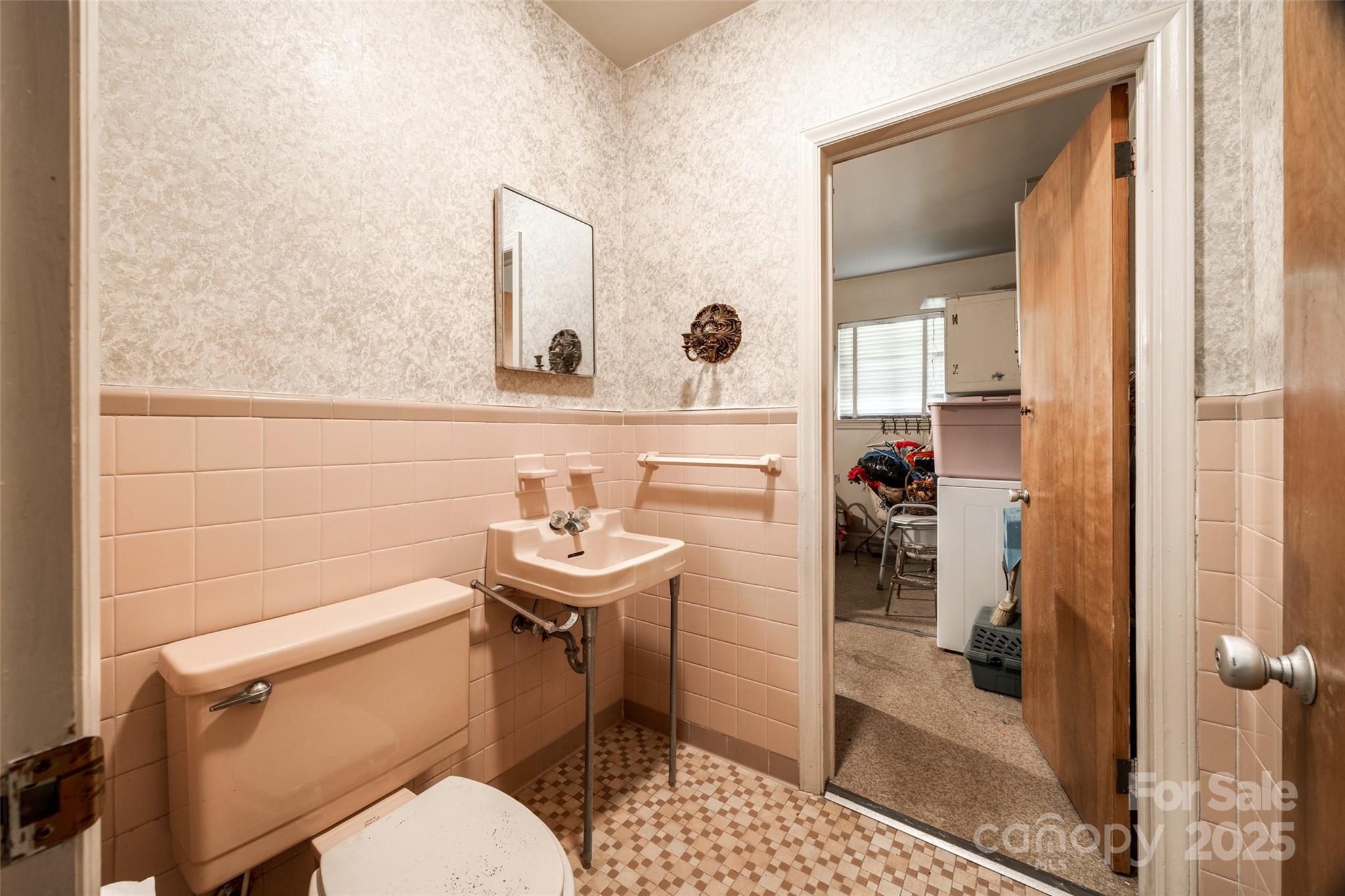 3330 Foxcroft Road Charlotte, NC 28211 - Photo 25 of 39 a bathroom with a sink a toilet and shower