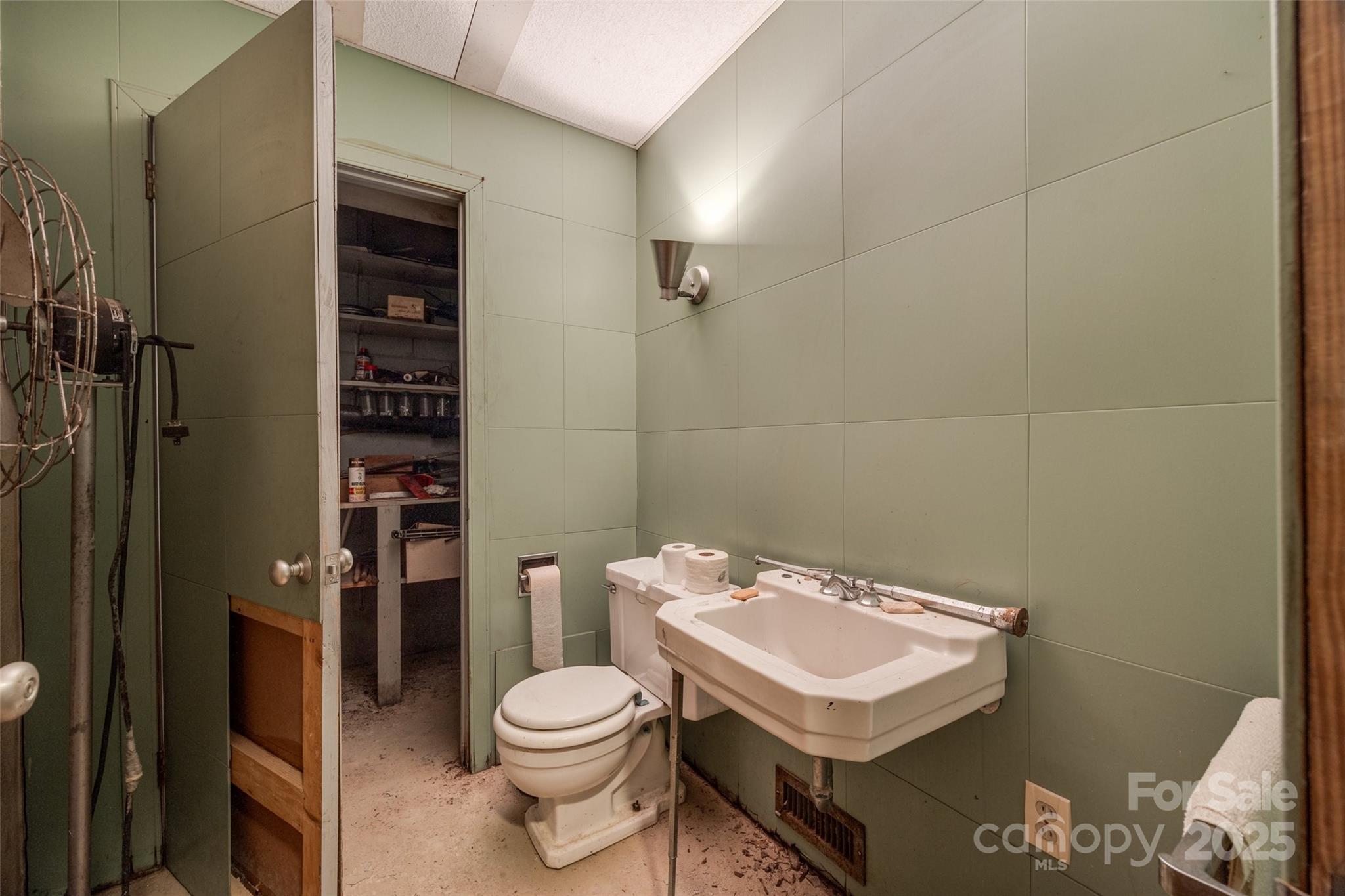 3330 Foxcroft Road Charlotte, NC 28211 - Photo 29 of 39 a bathroom with a sink a toilet and shower