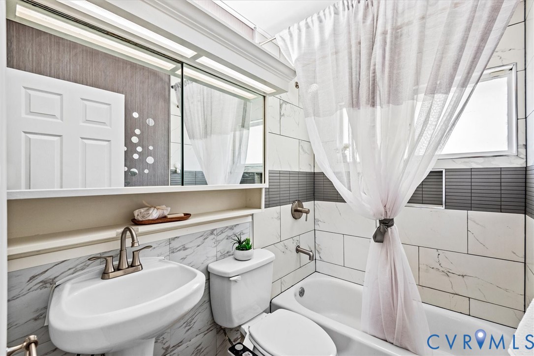 1300 Elon Road Henrico, VA 23229 - Photo 21 of 41 1st floor bath with tiled shower