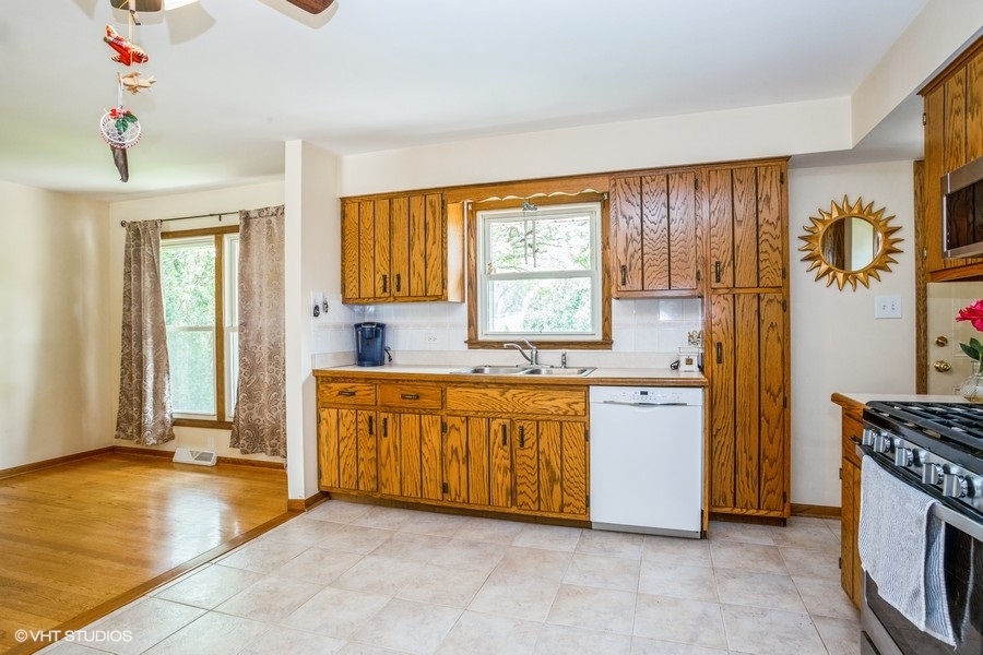 Undisclosed Address Addison, IL 60101 - Photo 4 of 16