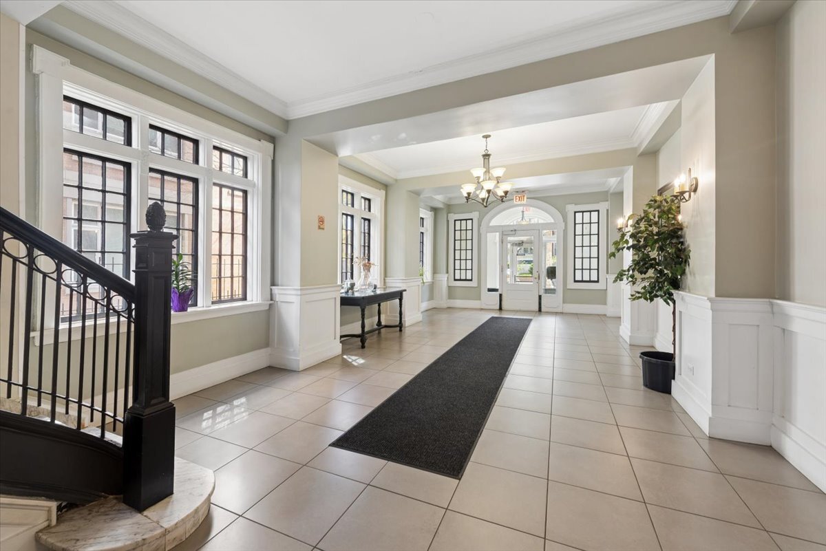 4144 North Sheridan Road, Unit 109 Chicago, IL 60613 - Photo 2 of 11