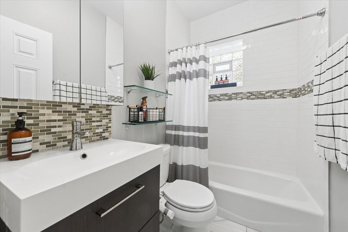 4144 North Sheridan Road, Unit 109 Chicago, IL 60613 - Photo 6 of 11