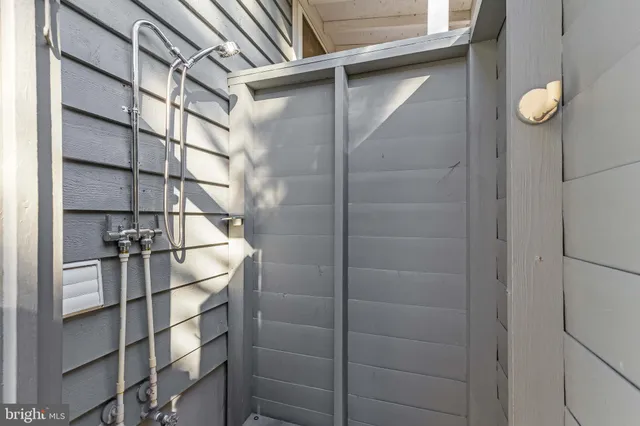 $975,000 | 844 Glen Drive, Bethany Beach, DE 19930