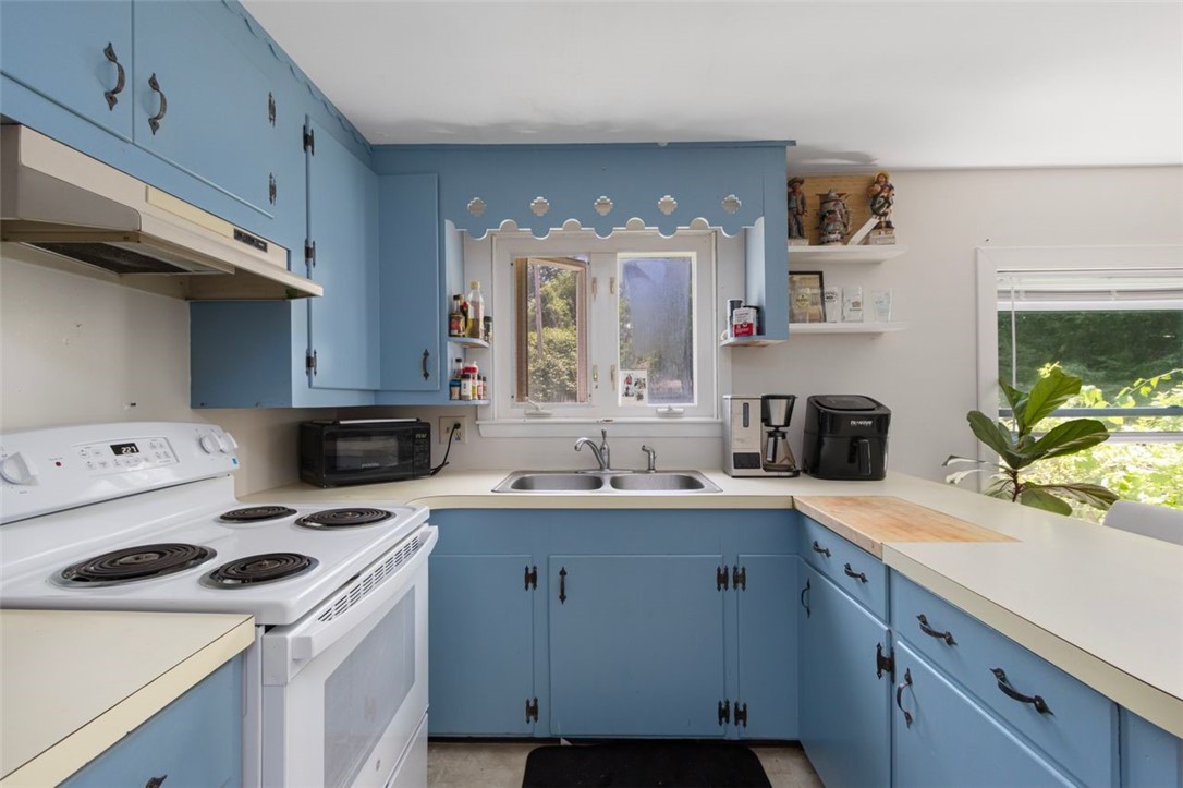 58 Springer Avenue Tiverton, RI 02878 - Photo 11 of 32