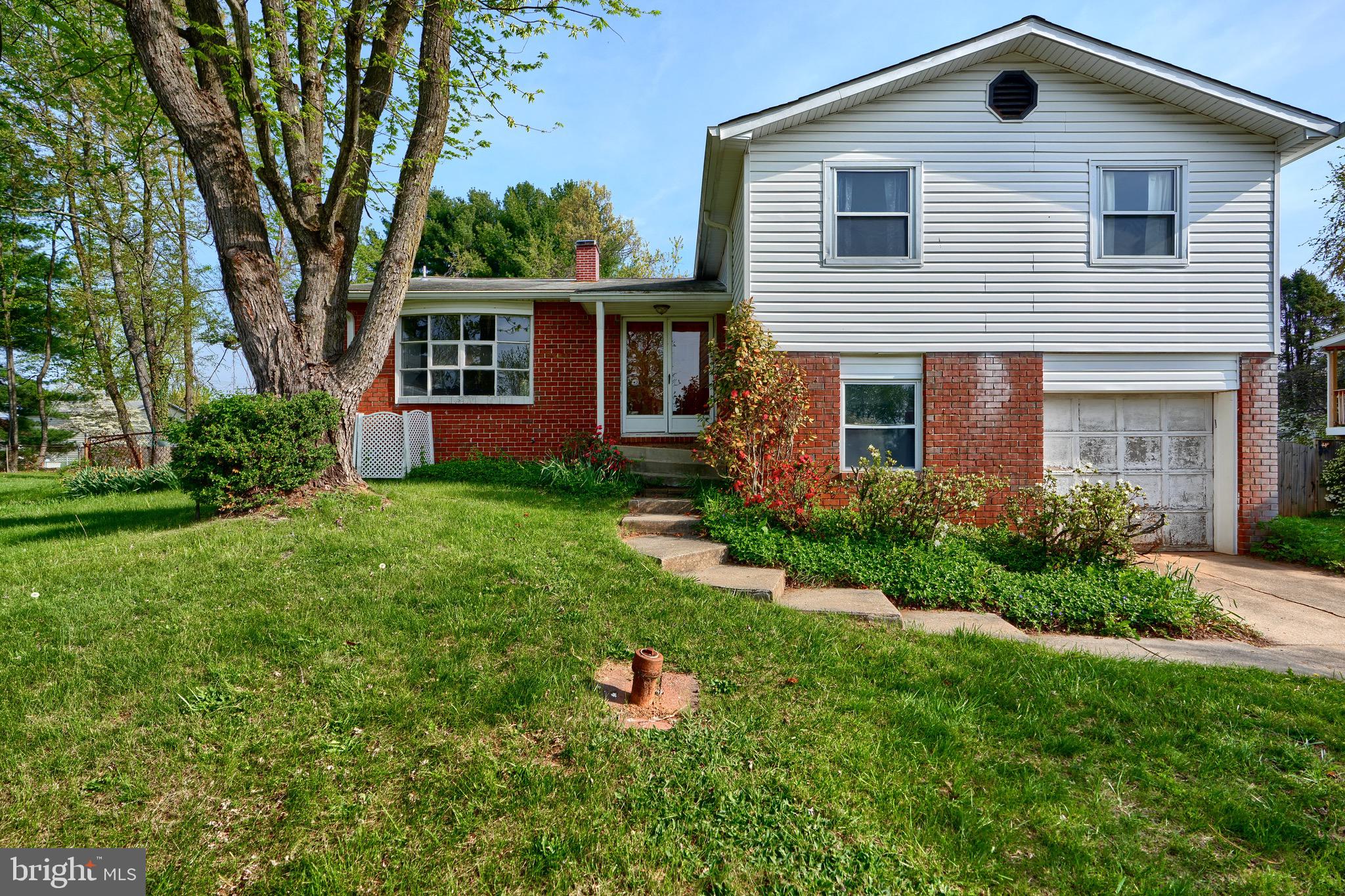 3902 Winlee Road Randallstown, MD 21133 - Photo 2 of 44 a front view of a house with garden